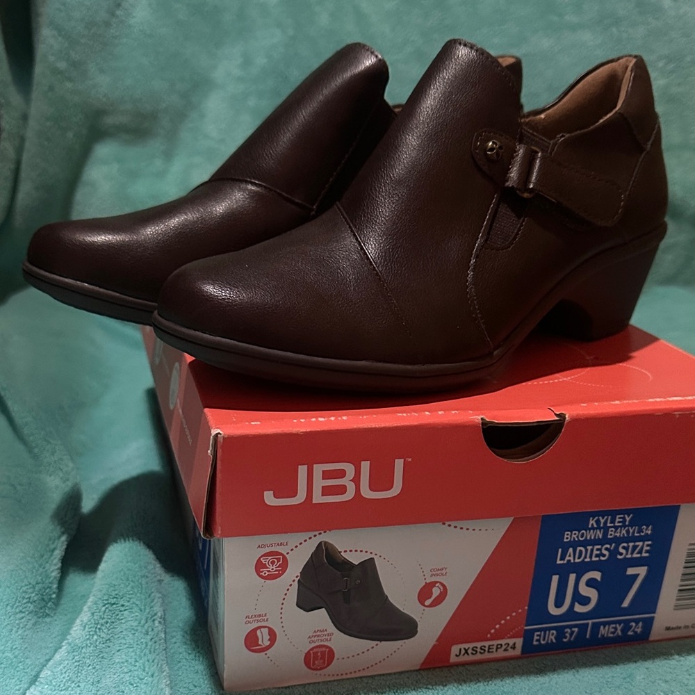 🔴🔴🔴 SOLD 🔴🔴🔴 JBU Women's Brown Ankle Boots - Size 7 - Picture 1 of 4